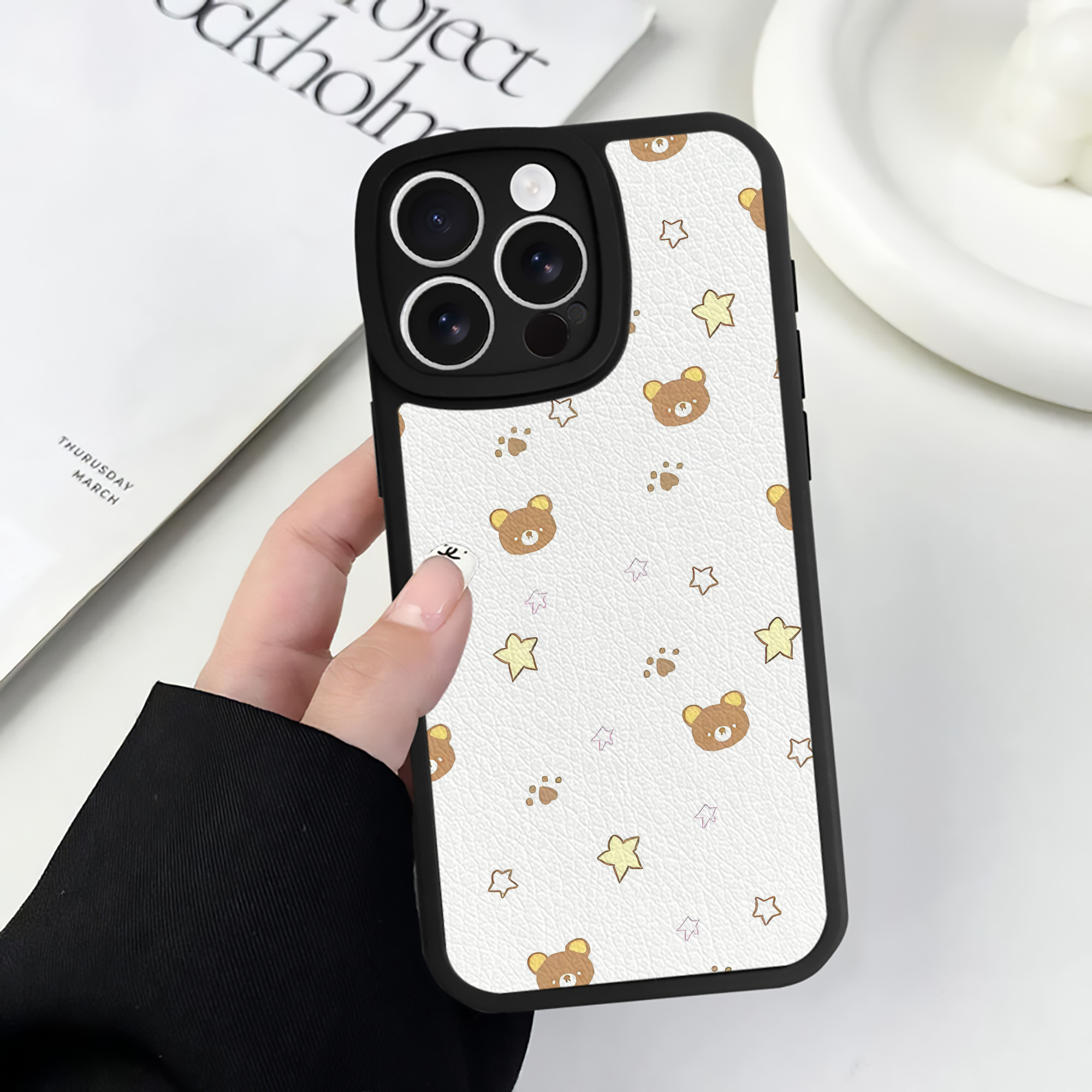 （画像用） リラックマ リラックマ キイロイトリ Rilakkuma Korilakkuma Kiiroitori 【iPhone 16シリーズ対応】シリコンスマホケース（レザー調） 材質：シリコン